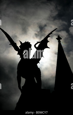 Città di Londra, Inghilterra. Stagliano vista del drago araldico, Griffin, sulla sommità del monumento che segna il Temple Bar. Foto Stock