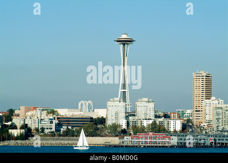 Vista dal traghetto Bainbridge, skyline di Seattle, Washington, Stati Uniti d'America. Foto Stock