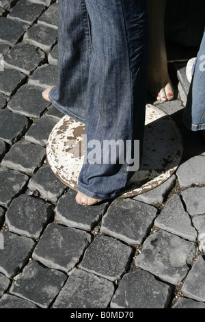 Manichino indossare jeans denim nelle strade della città città Foto Stock