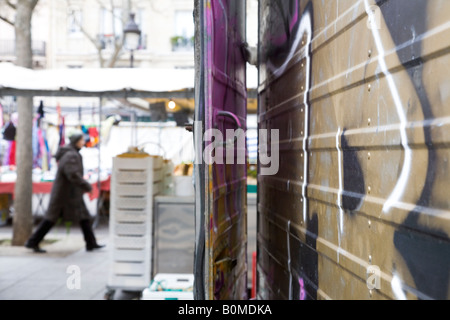 Graphitti coperte furgoni di titolari di stallo del mercato settimanale sul Boulevard Richard Lenoir, undicesimo arrondissement di Parigi 2008 Foto Stock