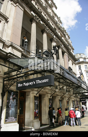 La città di Westminster, Inghilterra. Vista esterna di Her Majesty's Theatre di Haymarket che sta eseguendo il fantasma dell'Opera. Foto Stock