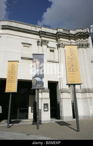 Città di Londra, Inghilterra. L'entrata principale per la Sainsbury Wing della National Gallery a Trafalgar Square. Foto Stock