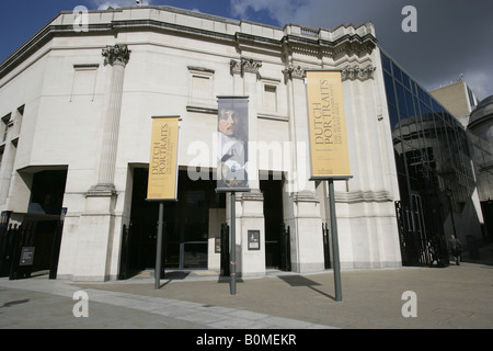 Città di Londra, Inghilterra. L'entrata principale per la Sainsbury Wing della National Gallery a Trafalgar Square. Foto Stock