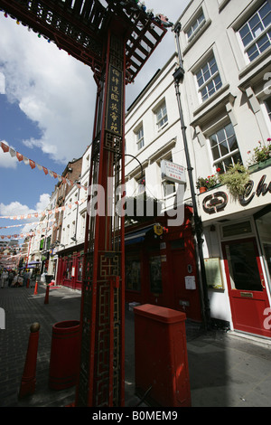 Città di Londra, Inghilterra. Gateway a Chinatown, in Soho zona con i ristoranti Cinesi, supermercati e negozi di souvenir. Foto Stock