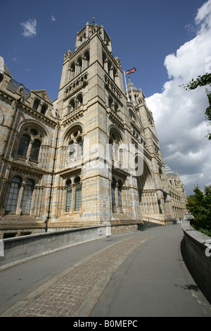 Città di Londra, Inghilterra. Ingresso alla famosa zona turistica e di attrazione educativa del museo di storia naturale su Exhibition Road. Foto Stock