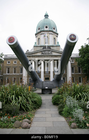 Città di Londra, Inghilterra. La facciata anteriore del museo imperiale della guerra e grande ex Royal Navy cannoni da HMS Ramillies e risoluzione. Foto Stock