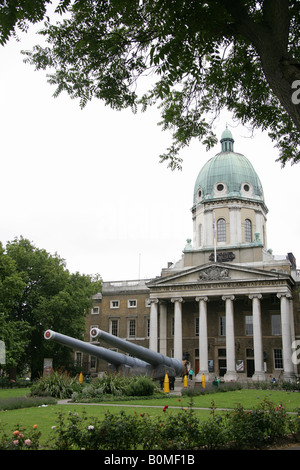 Città di Londra, Inghilterra. La facciata anteriore del museo imperiale della guerra e grande ex Royal Navy cannoni da HMS Ramillies e risoluzione. Foto Stock