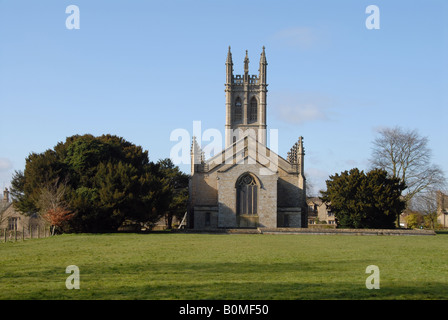 Chiesa di tutti i Santi dal villaggio verde Churchill Oxfordshire Foto Stock