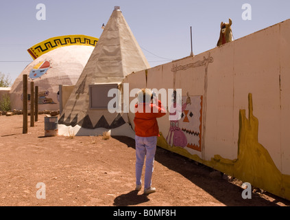 La donna caucasica (50-55) scatta foto a Meteor City Trading Post vicino a Winslow Arizona USA Foto Stock