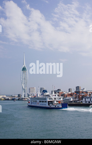 Traghetto per l'Isola di Wight che si avvicina alla Emirates Spinnaker Tower, Portsmouth Harbor, Hampshire, Inghilterra, Regno Unito Foto Stock