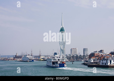 Traghetto per l'Isola di Wight che si avvicina alla Emirates Spinnaker Tower, Portsmouth Harbor, Hampshire, Inghilterra, Regno Unito Foto Stock