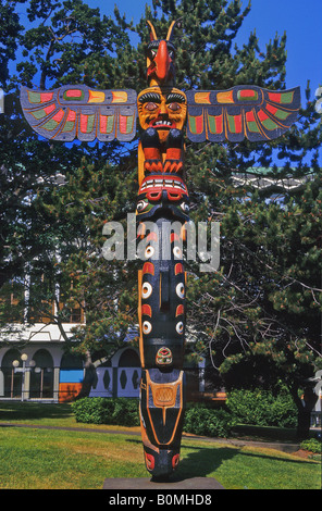 Indian totem pole a Victoria città sull isola di Vancouver, British Columbia, Canada Foto Stock
