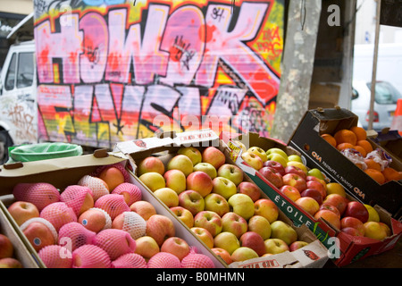 Graphitti coperte furgoni di titolari di stallo del mercato settimanale sul Boulevard Richard Lenoir, undicesimo arrondissement di Parigi 2008 Foto Stock