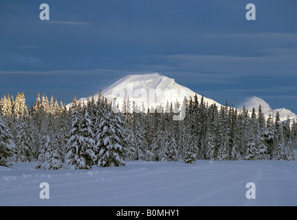 Vista di sud picco sorelle lungo la cascata Autostrada dei Laghi a metà inverno vicino a piegare Foto Stock