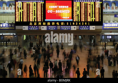 Dal traffico e il trambusto di Pechino Ovest e la Cina la più grande stazione ferroviaria. Foto Stock