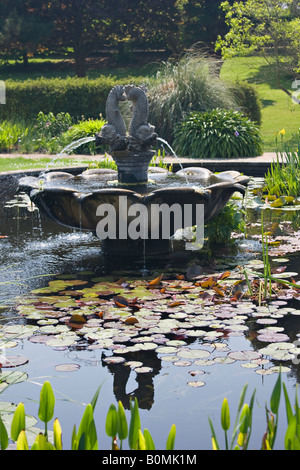 Fontana ornamentale a Ventnor Botanic Gardens, Isle of Wight, England, Regno Unito Foto Stock