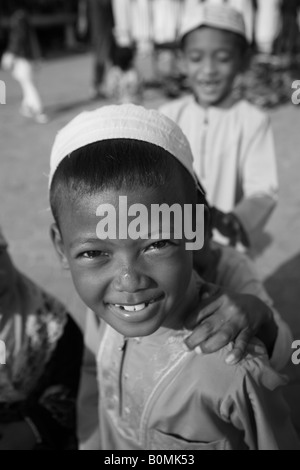 Bambini alla moschea di Hua Thanon village koh Samui Thailandia Foto Stock