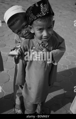 Bambini alla moschea di Hua Thanon village koh Samui Thailandia Foto Stock