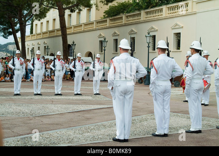 Cambio della guardia di fronte al Principato il Palazzo Reale, il Principato di Monaco. Foto Stock