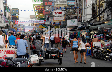 I turisti e i segnali stradali a Khao San Road, Banglamphu, Bangkok, Thailandia Foto Stock