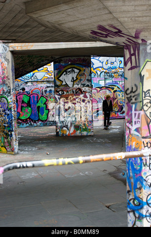 Graffitti sulla riva sud del fiume Tamigi a Londra Foto Stock