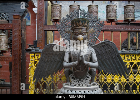 Statua di Garuda (mitico uccello-come creatura nella mitologia buddista), Tempio Mahavihar, Patan Nepal. Foto Stock