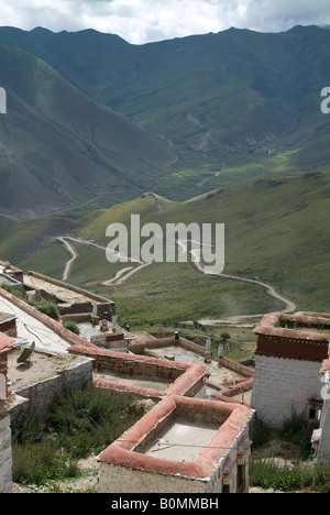 Strada fino a Ganden, il monastero Ghelupa in Tibet, in Cina. Foto Stock