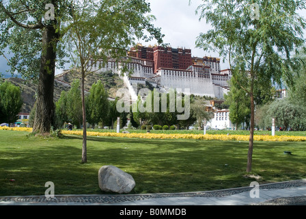 Il palazzo del Potala, ex casa politico del Dalai Lama e il punto di riferimento principale a Lhasa, in Tibet, in Cina. Foto Stock