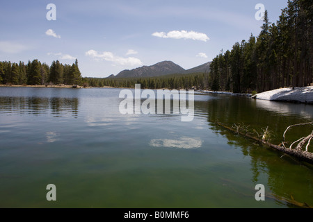 Ratti Sprague lago nel mezzo del pomeriggio con il cielo limpido molla può 2008 Rocky Mountain National Park Colorado USA Foto Stock