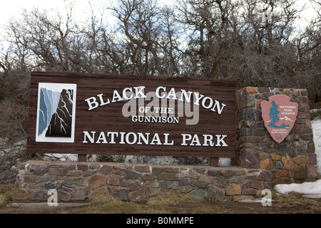 Parco nazionale di servizio in segno di benvenuto presso l'ingresso meridionale di Canyon Nero del Parco nazionale del Gunnison South Rim Colorado USA Foto Stock