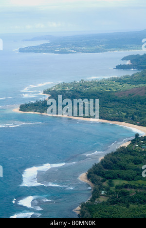 Vista aerea della Baia di Hanalei, isola di Kauai, Hawaii, STATI UNITI D'AMERICA Foto Stock