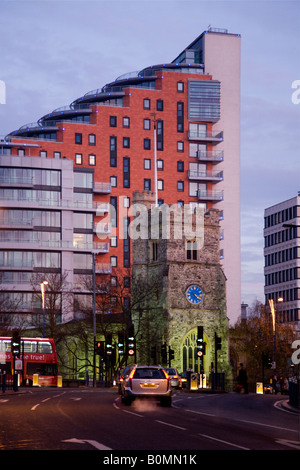 Santa Maria della Chiesa di Parigi, Putney, oscurato dal moderno sviluppo di edifici di uffici. Putney. Londra. Regno Unito Foto Stock