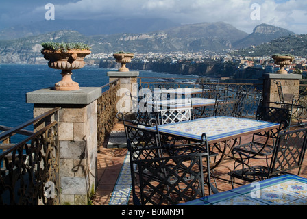 Vista sulla città di Sorrento e bay (Napoli) e oltre, Italia. Foto Stock