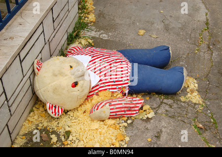 Lacerata orsacchiotto posa sul marciapiede. Abbandonato il giocattolo per bambini che assomigliano a vittima in un omicidio scena. Foto Stock