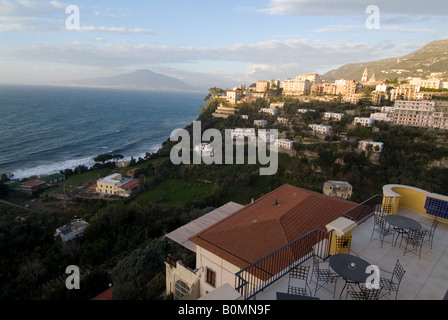 Guardando verso la città di Vico Equense al tramonto, con il Vesuvio sullo sfondo, vicino Sorrento, Italia. Foto Stock