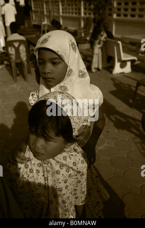 Bambini alla moschea di Hua Thanon village koh Samui Thailandia Foto Stock