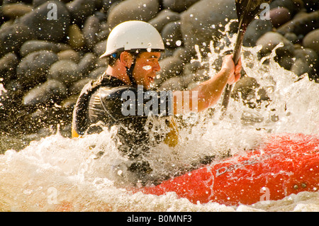 COSTA RICA Kayaker paddling attraverso la zangolatura Mormorando di un ruscello inferiore del fiume Pacuare pendenza dei Caraibi Foto Stock