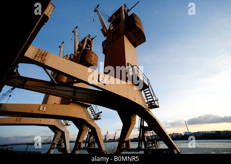 Porto storico gru del Kaispeicher a Amburgo, Germania Foto Stock