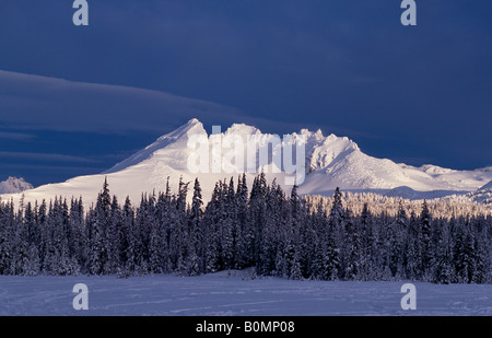 Una vista di rotture di picco superiore lungo la cascata Autostrada dei Laghi a metà inverno vicino a piegare Foto Stock