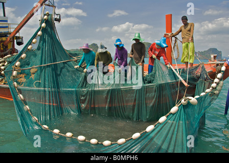 Traino in reti sulla pesca a strascico barca Mare delle Andamane Provincia di Krabi Thailandia Foto Stock