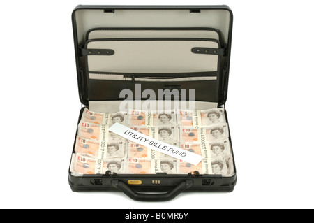 Una valigia piena di soldi con la parola bollette fondo attraverso di esso Foto Stock