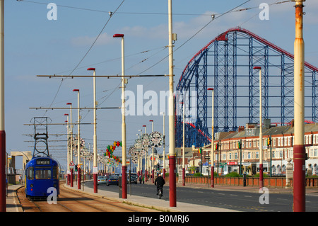 La fermata del tram a South Shore e la Pleasure Beach di Blackpool Foto Stock