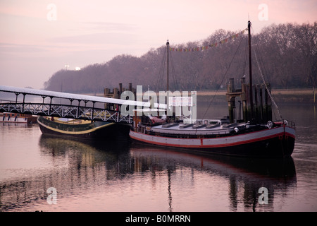 Vista di masted imbarcazione attraccata ad una banchina sul Tamigi a Putney. Londra. Regno Unito. Foto Stock