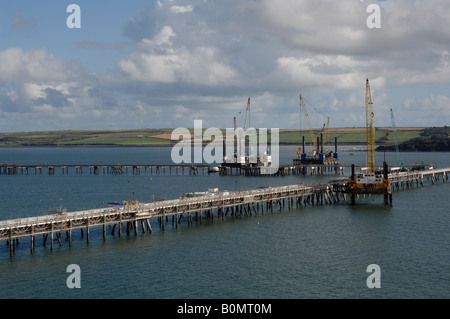 La costruzione del molo sud LNG gancio Milford Haven Pembrokeshire Wales UK Gran Bretagna Foto Stock