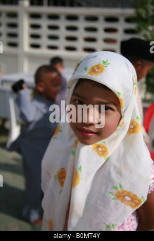 Bambini alla moschea di Hua Thanon village koh Samui Thailandia Foto Stock