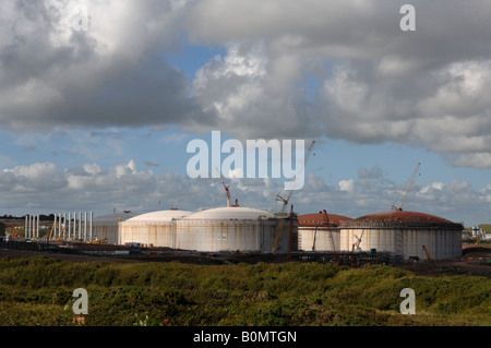 Serbatoio Onshore costruzione South Hook LNG Milford Haven Pembrokeshire Wales UK Gran Bretagna Foto Stock