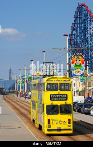 La fermata del tram a South Shore e la Pleasure Beach di Blackpool Foto Stock