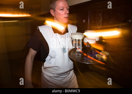 Cameriere serve bicchieri belga di Leffe birra in Le Roy d'Espagne bar. La Grand Place di Bruxelles. Belgio Foto Stock