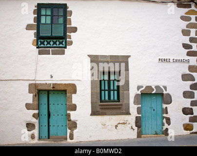 Vecchi portali e finestre in una casa tradizionale con il nome della strada Telde Gran Canaria Foto Stock