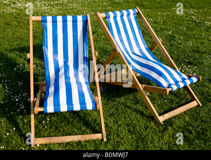 Sedie a sdraio in St James Park London UK Europa Foto Stock